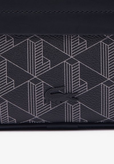 Portefeuille en cuir noir avec un motif géométrique en blanc. Comprend des accents texturés et un petit logo noir dans le coin inférieur.