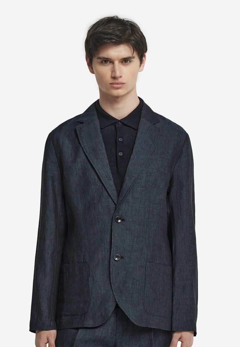 Mörkblå linneblazer med två framfickor och en knappstängning, med slagkrage och strukturerad tyg.