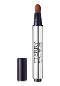 Hyaluroner Concealer mit einem metallisch silvernen Gehäuse und lila Akzenten. Verfügt über eine Bürstenspitzte für die Anwendung und hebt eine glatte Textur hervor.