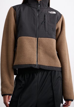 Brun og sort fleecejakke med lynlås, brystlomme og The North Face-logo på øverste højre bryst.