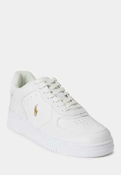 Pantof sport alb din piele, cu detalii perforate, șireturi albe, guler căptușit și logo Polo Ralph Lauren auriu pe panoul lateral.