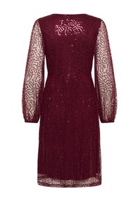 Rochie burgundă cu mâneci lungi transparente și texturate, care prezintă un model ondulat din paiete, croială până la genunchi și decolteu rotund.