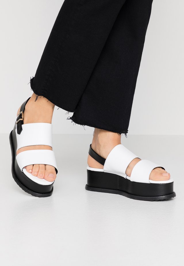 MAURITIUS - Plateausandaler - bianco/nero
