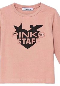 T-shirt a maniche lunghe rosa chiaro in morbido cotone, con un grande design a cuore nero e la scritta "PINK< STAFF" in un font giocoso.