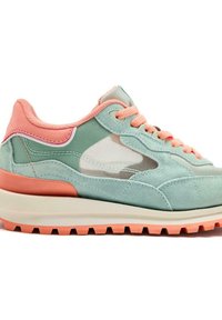 Sneakers w miętowej zieleni i koralu, wykonane z zamszu i siateczki, o zaokrąglonym kształcie, z zapięciem na sznurówki oraz wzorzystą gumową podeszwą.