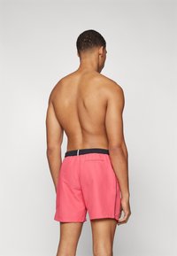 BOSS Plavecké šortky - dark pink