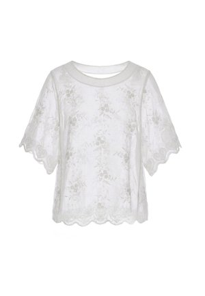 Weiße kurzärmelige Bluse aus floraler Spitze mit geschwungenen Kanten und rundem Ausschnitt auf weißem Hintergrund.