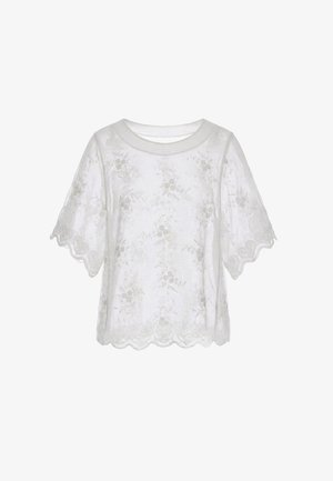 Weiße kurzärmelige Bluse aus floraler Spitze mit geschwungenen Kanten und rundem Ausschnitt auf weißem Hintergrund.