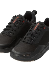 Scarpe sportive nere con una combinazione di tomaia in tela e sintetico, suola in gomma testurizzata, punta rinforzata e accenti rossi. Presentano il logo sul lato e sulla linguetta.