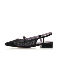 Zapato negro tipo slingback con punta afilada, textura de malla y acento de hebilla. Cuenta con un tacón bajo tipo bloque y una plantilla en color lila.