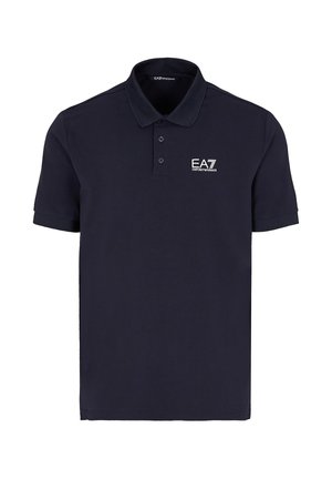 Polo-shirt bleu marine en coton, avec un col, trois boutons et un petit logo EA7 blanc sur la poitrine gauche. Manches courtes.