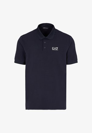 Donkerblauwe polo gemaakt van katoen, met een kraag, drie knopen en een klein wit EA7-logo op de linkerborst. Korte mouwen.