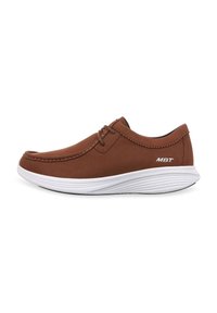 Scarpa in morbido suede marrone con lacci, punta tonda, suola in gomma bianca e dettagli cuciti. Presenta un logo sul lato e una texture liscia.