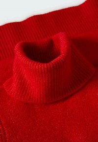 Pull à col roulé rouge avec une texture côtelée et un col haut. Fabriqu�é dans un matériau doux avec une finition légèrement brillante.