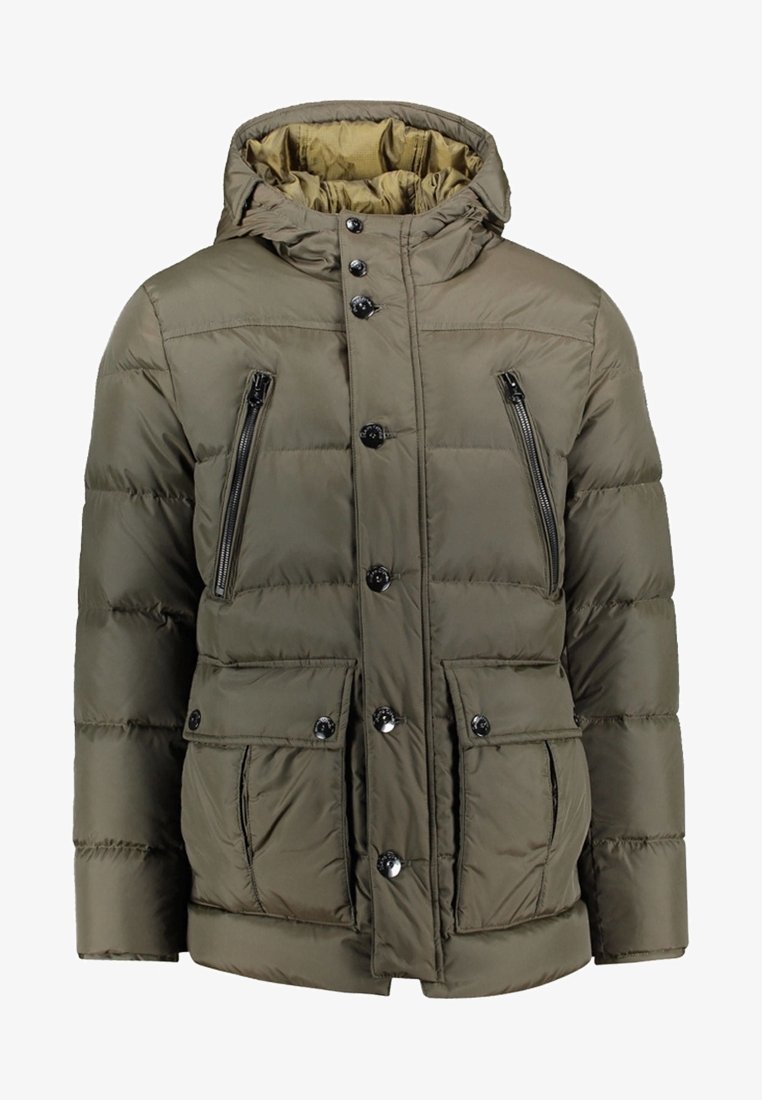 Oliwkowo-zielona ocieplana kurtka zimowa z kapturem, zapięciem na guziki z przodu, dwoma zapinanymi na zamek kieszeniami na piersi oraz dwoma kieszeniami z klapą zapinaną na guziki.