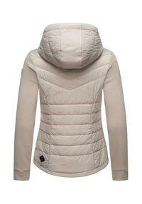Jachetă bej, căptușită, cu o glugă mare, având un model cu romburi pe spate și mâneci netede. Include un accent cu logo aproape de tiv.