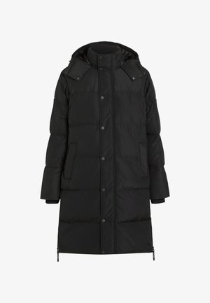 Črn dolg puhast plašč z visokim ovratnikom, zadrgo in pritrdilnim zapiranjem, stranskimi žepi in rebrastimi manšetami. Gladek, toplotno izoliran material.