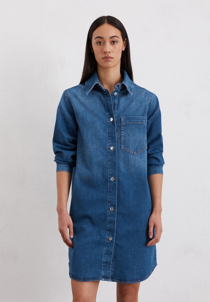 Button-up Denim-Kleid in Mittelblau mit einer Brusttasche, langen Ärmeln und einem abgerundeten Saum. Verfügt über kontrastierende Nähte und metallische Knöpfe.