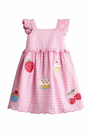 Dievčenské šaty pre batoľatá ružovo-bielej kockovanej farby s volánovými rukávmi, vlnitým lemom a vyšívanými motívmi jahody, zmrzliny, koláča, cupcaku a čerešní.