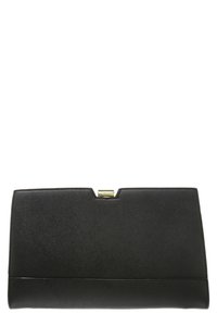 Svart texturerad kuvertväska med ett gyllene lås. Rektangulär form, slät yta och subtilt horisontellt mönster på ytan.