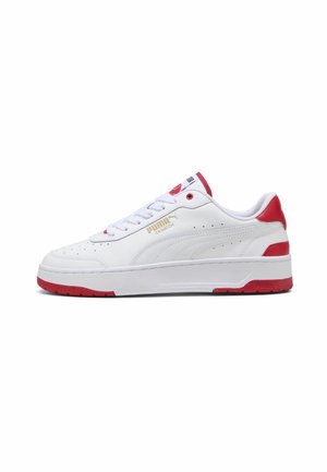 Biały sneaker marki Puma z czerwonymi akcentami, złotym logo Puma, sznurowanym wzorem i perforowanymi detalami po bokach na białym tle.