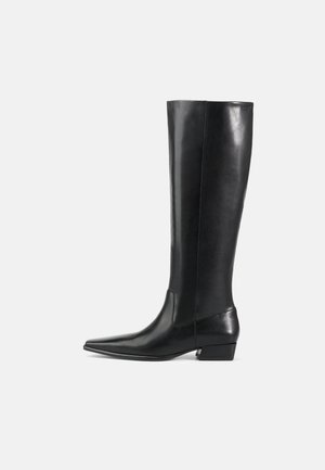 Bottes en cuir noir jusqu'aux genoux avec un bout pointu et un petit talon épais ; texture lisse avec un minimum de détails.