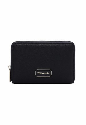 Zwarte leren portemonnee met een gestructureerde afwerking, voorzien van een gouden logo plaatje en ritssluiting. Compact, rechthoekig ontwerp met strakke lijnen.