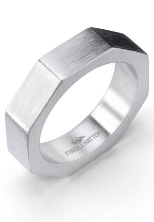 Bague en argent hexagonale avec une finition brossée, présentant un dessus plat et un intérieur lisse. La surface offre un contraste entre des textures mates et polies.