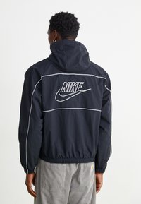Nike Sportswear CLUB ATHLETE JACKET - Καλοκαιρινό μπουφάν - black/white