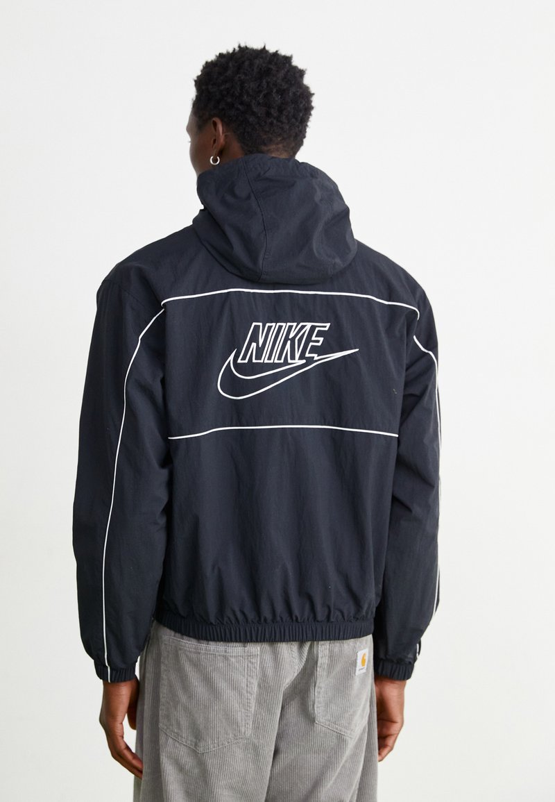 Nike Sportswear CLUB ATHLETE JACKET - Καλοκαιρινό μπουφάν - black/white
