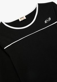 Sort bomuld t-shirt med hvid rund hals og kant, med en horisontal hvid stribe og en lille "Champion" logo.