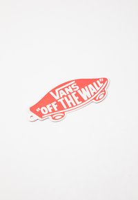 Czerwony znak w kształcie deskorolki z białym napisem "VANS 'OFF THE WALL'" i otworem do przymocowania. Gładka tekstura i wyrazisty design.