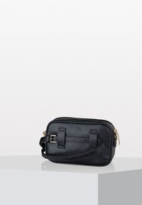 Borsa a tracolla in pelle nera con superficie testurizzata, chiusura con zip, due manici corti e tracolla removibile. Dettagli in metallo dorato.