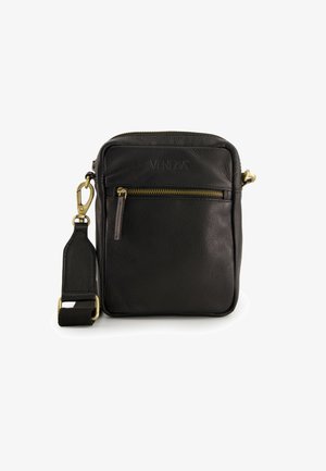 Sort læder crossbody taske med guld hardware, frontlomme med lynlås, justerbar rem og præget logo på toppen. Glat tekstur, rektangulær form.