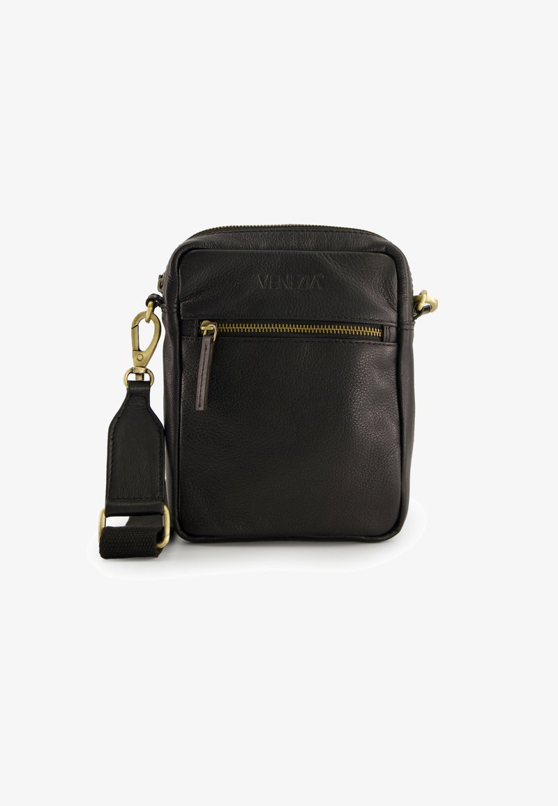 Černá kožená křížová taška s zlatými detaily, přední kapsou na zip, nastavitelného popruhu a embosovaným logem na vrchu. Hladká textura, obdélníkový tvar.