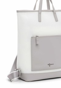 Bolso de tote con un exterior de malla blanca texturizada, acentos de cuero sintético gris, asas superiores y un bolsillo frontal con cremallera y un tirador suave.