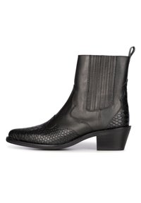Botas de tobillo de cuero negro con punta afilada, detalles texturizados con estampado de serpiente, paneles laterales elásticos y un tacón bajo y cuadrado.