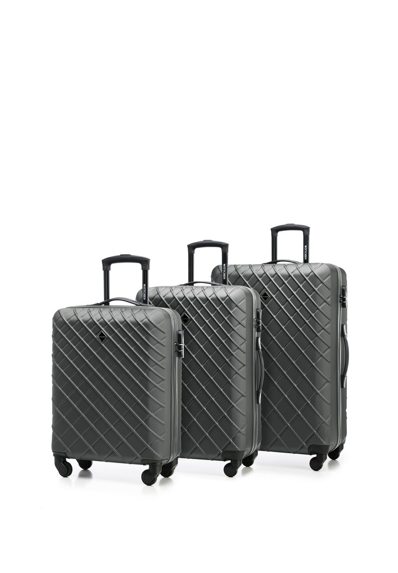 Drie grijze hardshell koffers met een diamantpatroon, meerdere maten, uitschuifbare handgrepen en vier wielen voor mobiliteit.