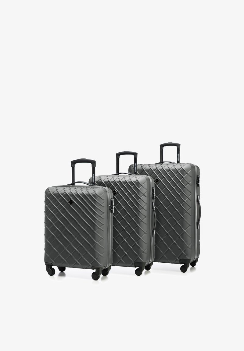 Drei graue Hartschalenkoffer mit einem Rautenmuster, in verschiedenen Größen, mit ausziehbaren Griffen und vier Rädern für Mobilität.