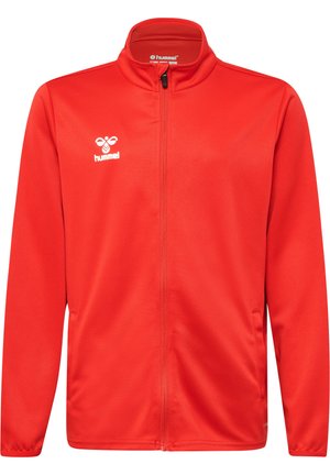 Röd zip-jacka tillverkad av slätt tyg, med långa ärmar och hög krage. Framsidan har en vit logotyp märkt "hummel."