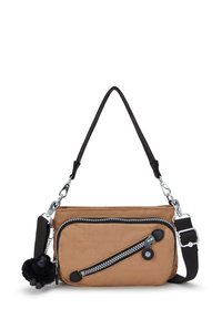 Borsa di tessuto color tan con tasca anteriore con zip, dettagli neri, tracolla in catena e tessuto, e un charm a pompon nero attaccato. Forma rettangolare compatta.
