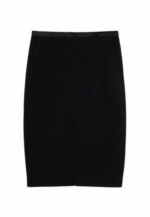 Gonna nera a matita in tessuto liscio, con uno spacco frontale, tasche laterali e una vita in satin per un contrasto extra.