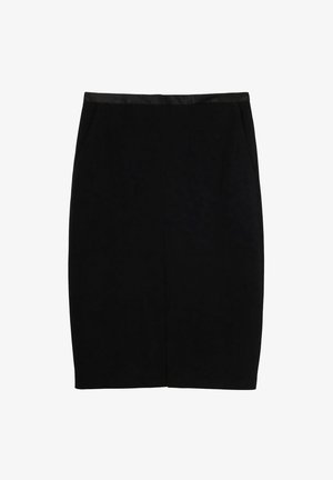 Gonna nera a matita in tessuto liscio, con uno spacco frontale, tasche laterali e una vita in satin per un contrasto extra.
