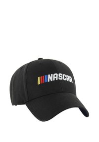 Schwarze Baseballmütze mit einem gestickten weißen "NASCAR"-Logo, akzentuiert durch rote, blaue und gelbe Streifen auf der linken Seite.