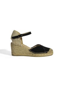 Espadrille compensée en suède noir avec un talon tressé, une bride à la cheville et des coutures métalliques contrastantes sur le bout. Présente une base enveloppée de jute.