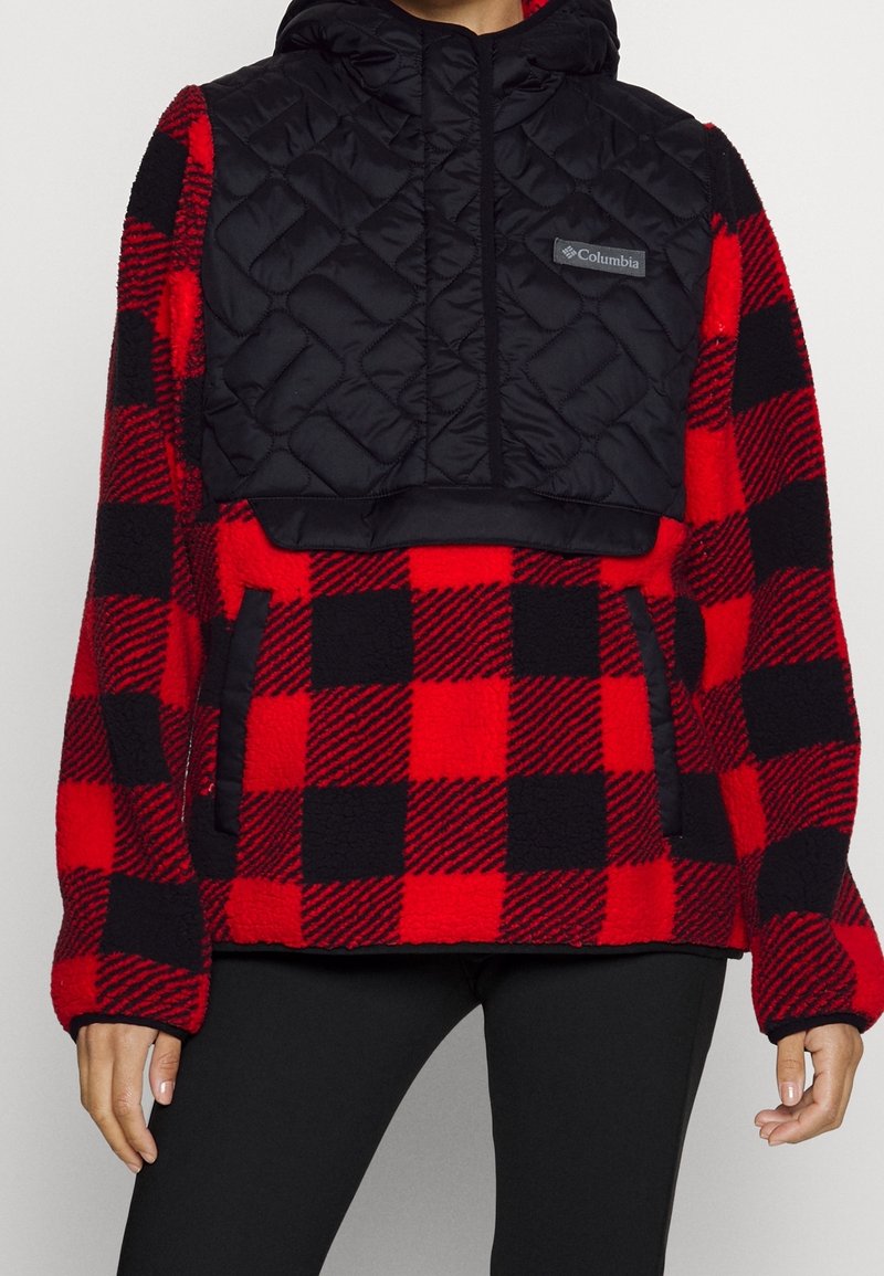 Czerwono-czarna bluza polarowa w kratę z pikowanym czarnym kapturem i częścią ciała, wyposażona w kieszeń kangurka oraz naszywkę z logo na piersi.