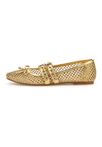 Gold Mesh Ballettschuhe mit zwei dekorativen Schnallen, abgerundetem Zeh, Nietenakzenten und strukturiertem Obermaterial. Leichtes Design.