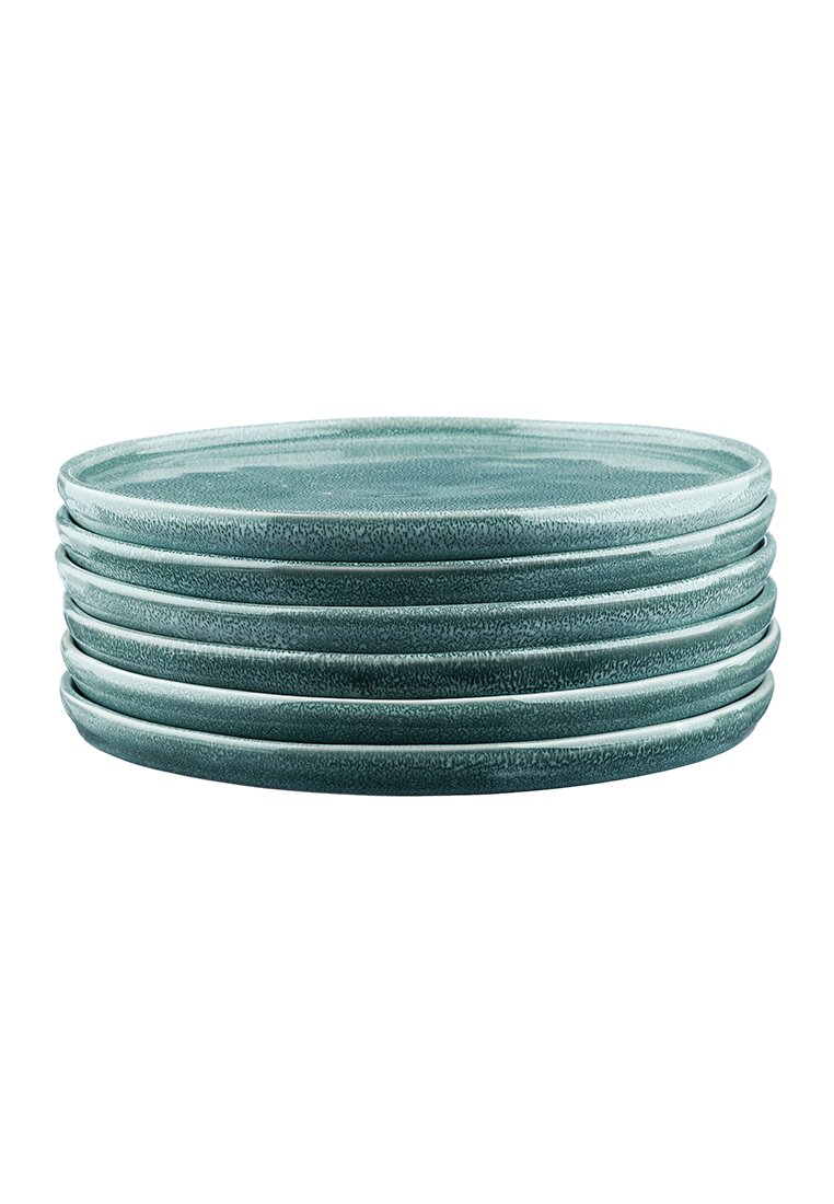 Ein Stapel von sechs runden Tellern aus türkisfarbenem Keramik. Strukturiert Oberfläche mit einem leicht glänzenden Finish. Jeder Teller hat einen glatten, erhöhten Rand.