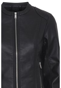 Veste en cuir noir avec col montant, fermeture éclair avant et épaules matelassées. Texture lisse avec une coupe ajustée.