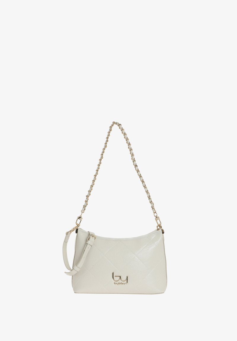 Borsa a tracolla bianca trapuntata con texture liscia, accento del logo dorato, tracolla staccabile e manico a catena per il trasporto.